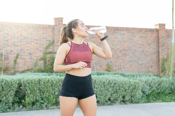 Épuisé Jeune Femme Sportive Boire Eau Après Exercice Dans Parc — Photo