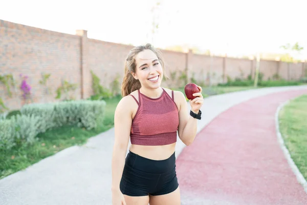 Smiling Athletic Young Woman Eating Apple Workout Park — Stock Photo, Image