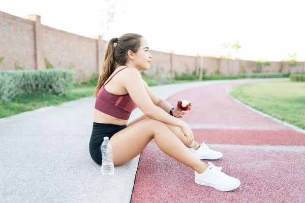 Boční Pohled Sportovní Mladá Žena Jíst Jablko Cvičení Parku — Stock fotografie