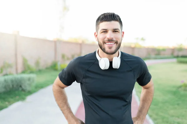 Portrait Smiling Sporty Latin Young Man Working Out Park — Stock Photo, Image