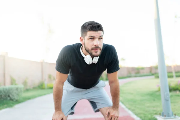 Jeune Homme Athlétique Confiant Prenant Une Pause Tout Faisant Exercice — Photo