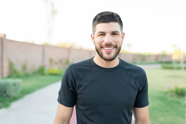 Lächelnd Hübscher Junger Mann Aus Lateinamerika Beim Training Park — Stockfoto