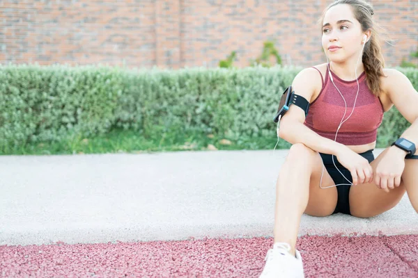 Mujer Joven Atlética Agotada Tomando Descanso Mientras Hace Ejercicio Parque — Foto de Stock