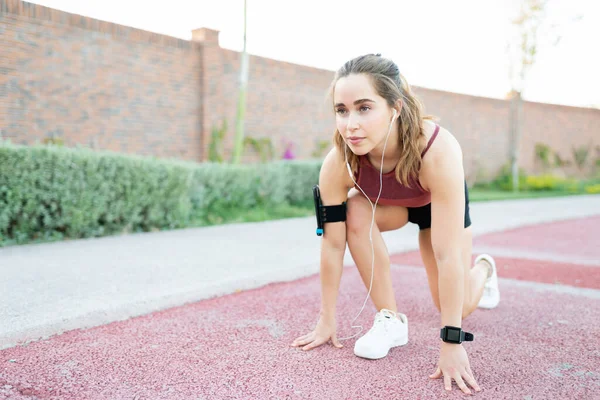 Une Jeune Femme Sportive Confiante Position Départ Pour Courir Parc — Photo