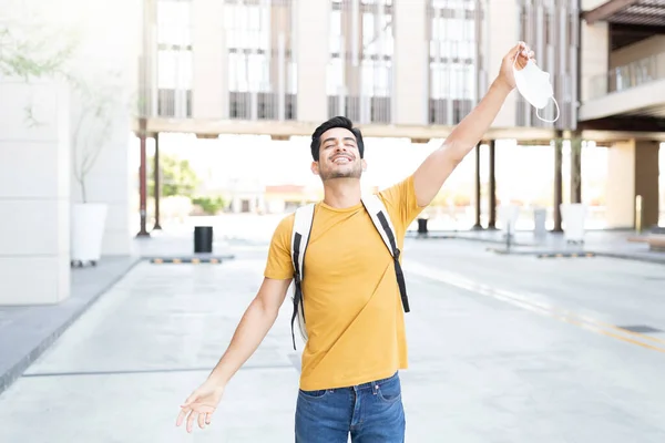 Sorrindo Jovem Hispânico Desfrutando Liberdade Após Período Isolamento Coronavírus — Fotografia de Stock