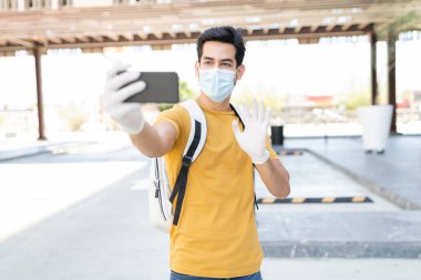 Coronavirus sırasında şehirdeki akıllı telefondan arayan İspanyol genç adam videosu.