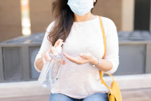 Nők Fertőtlenítő Kezének Középső Része Fertőtlenítőszerrel Koronavírus Kitörése Során — Stock Fotó