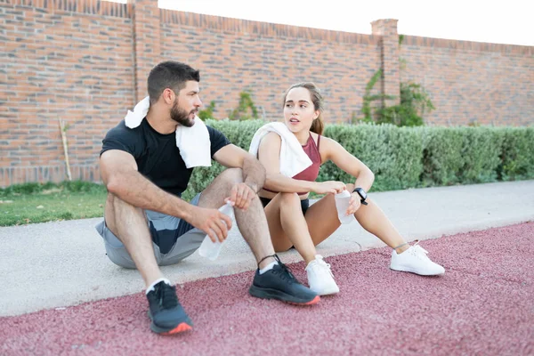 Hombre Mujer Jóvenes Cansados Con Botella Agua Descansando Después Trotar —  Fotos de Stock