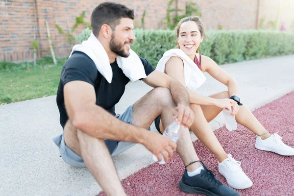 Sonriente Joven Deportista Hombre Con Descanso Después Correr Parque —  Fotos de Stock