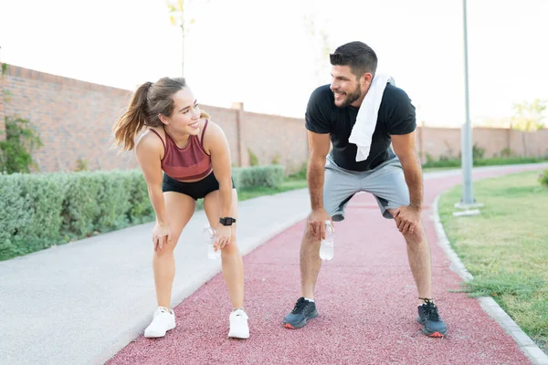 Wyczerpana Młoda Kobieta Mężczyzna Robią Sobie Przerwę Joggingu Parku — Zdjęcie stockowe