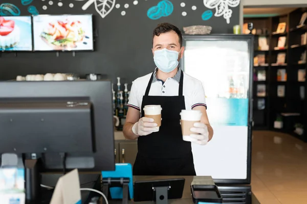 Homem Barista Usando Máscara Facial Enquanto Serve Café Restaurante — Fotografia de Stock