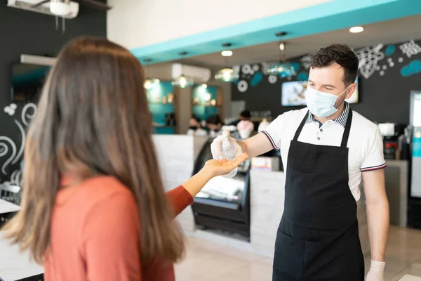 Masculino Pessoal Derramando Desinfetante Mão Jovem Mulher Café — Fotografia de Stock