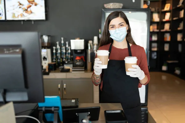 Equipe Feminina Usando Máscara Facial Luvas Enquanto Serve Café Café — Fotografia de Stock