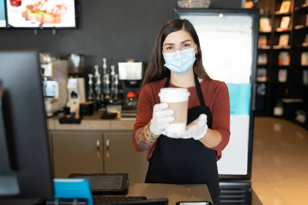 Funcionário Feminino Usando Máscara Facial Luvas Enquanto Serve Café Restaurante — Fotografia de Stock