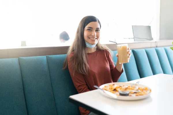 拉美裔年轻女性在大肠病毒危机期间在餐馆饮酒的肖像 — 图库照片