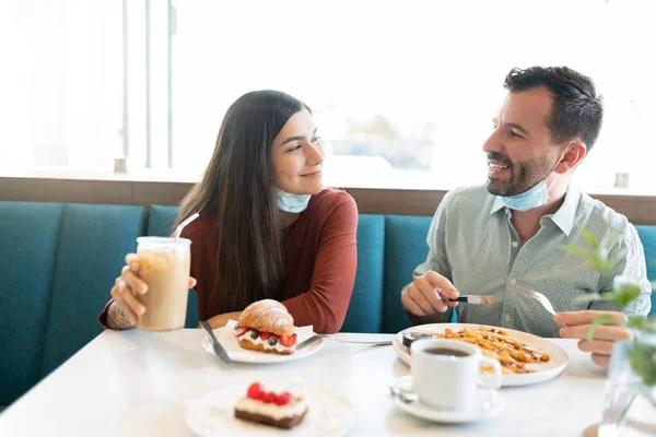Smiling Man Woman Having Dessert While Dating Restaurant Coronavirus Crisis — Stock Photo, Image