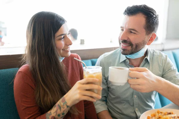 Sonriente Hombre Mujer Brindar Bebidas Mientras Citas Cafetería Durante Crisis —  Fotos de Stock