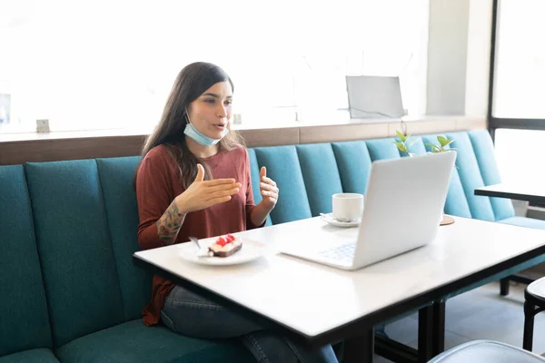 Latijnse Jonge Vrouw Gebaren Terwijl Video Bellen Laptop Cafe — Stockfoto