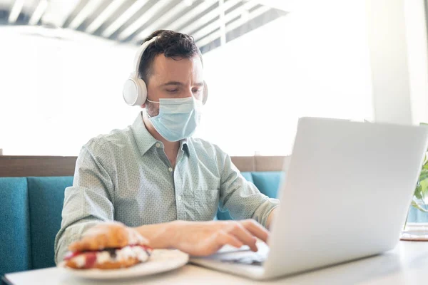 Male Freelancer Wearing Face Mask While Using Laptop Table Cafe — Stock Photo, Image