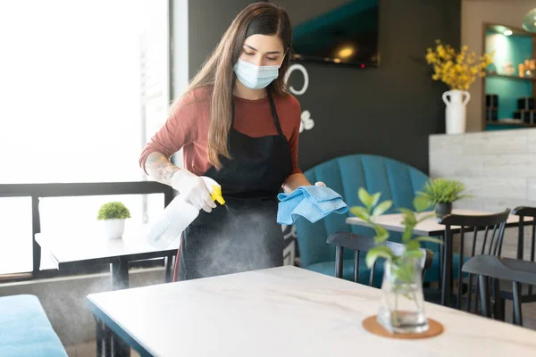 Mesa Limpeza Trabalhador Feminino Com Desinfetante Restaurante Durante Surto Coronavírus — Fotografia de Stock
