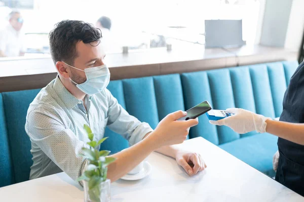 Homem Caucasiano Máscara Facial Fazendo Pagamento Móvel Café — Fotografia de Stock