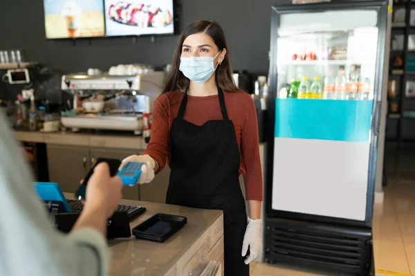 Mulher Barista Máscara Facial Recebendo Pagamento Através Smartphone Café — Fotografia de Stock