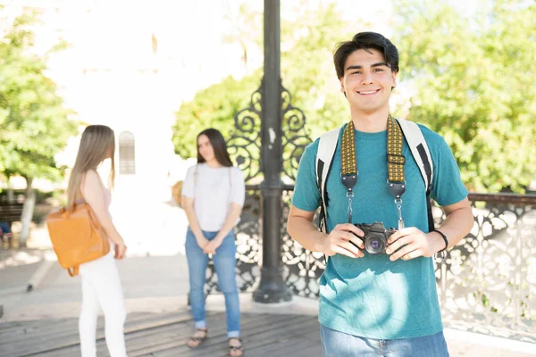 Glimlachende Spaanse Jongeman Die Vrijetijdsbesteding Met Vrienden Een Goede Tijd — Stockfoto
