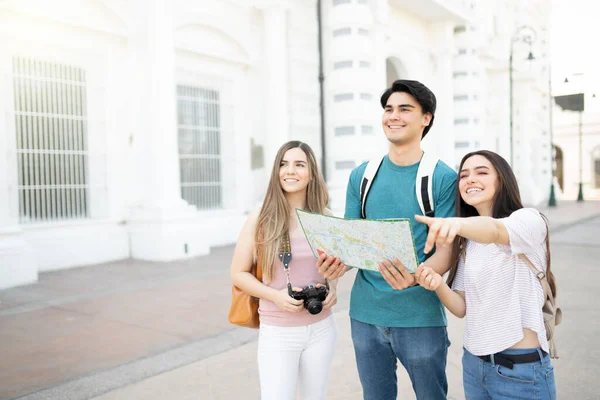 Sorrindo Jovem Apontando Orientando Amigos Durante Viagem Cidade — Fotografia de Stock