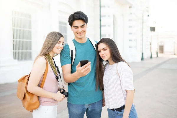 Latin Ung Man Visar Mobiltelefon Till Vänner Helgen Resa Staden — Stockfoto