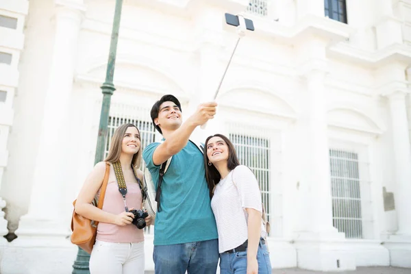 Jovem Levando Selfie Com Amigos Através Smartphone Durante Viagem Fim — Fotografia de Stock