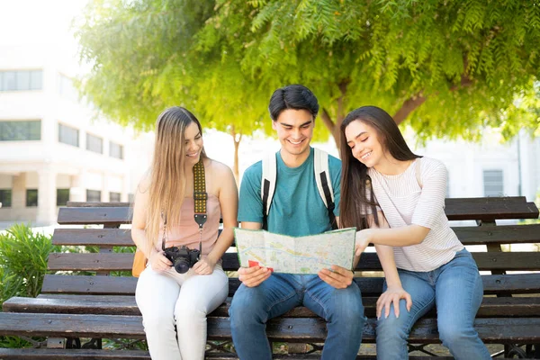 Sorrindo Homem Mulheres Olhando Para Mapa Enquanto Sentado Banco Parque — Fotografia de Stock