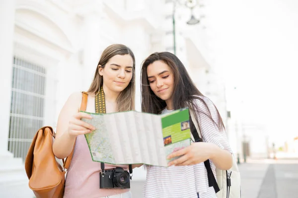 Jovens Mulheres Bonitas Olhando Para Mapa Enquanto Exploram Cidade Durante — Fotografia de Stock