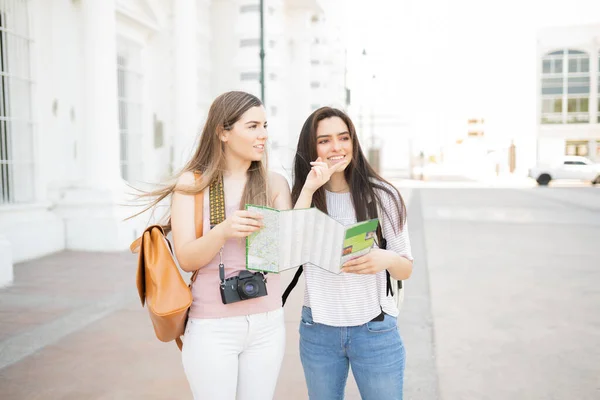 Sorrindo Jovens Mulheres Atraentes Com Mapa Explorando Cidade Juntos Durante — Fotografia de Stock
