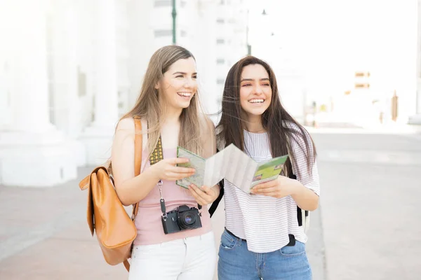 Cheerful Young Women Enjoying Trip City Weekend — Stock Photo, Image