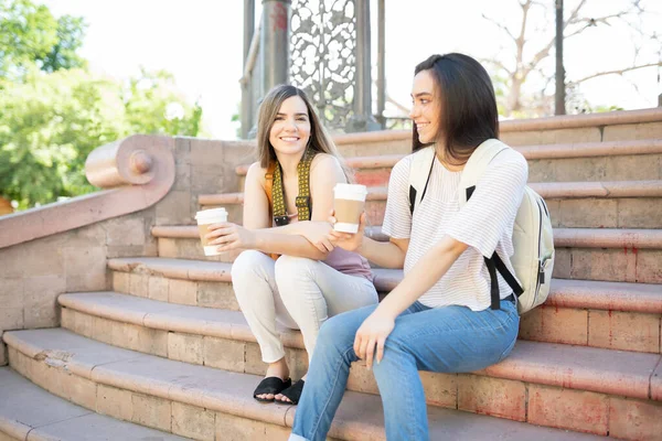 Sorrindo Jovens Mulheres Com Copos Café Descartáveis Sentados Passos Parque — Fotografia de Stock