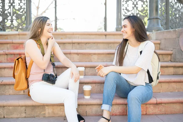 Cheerful Young Women Sitting Steps Park Weekend Trip — Stock Photo, Image