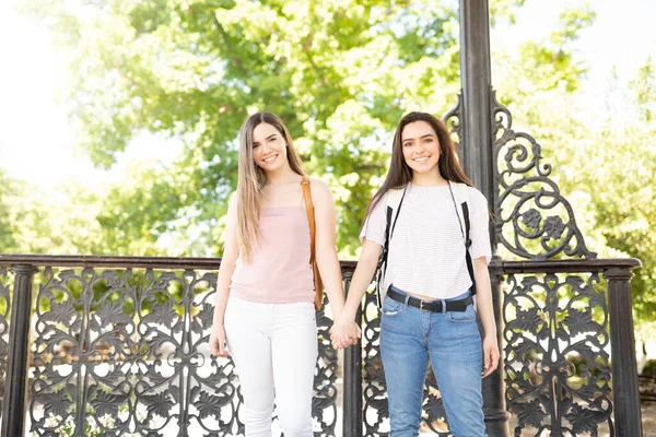 Happy Young Women Holding Hands While Standing Park Outdoors — Stock Photo, Image
