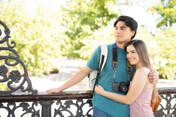 Glimlachende Mooie Jonge Vrouw Omarmen Vriendje Tijdens Weekend Reis Samen — Stockfoto