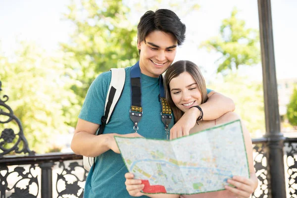 Feliz Joven Novio Novia Leyendo Mapa Explorando Ciudad Durante Viaje —  Fotos de Stock