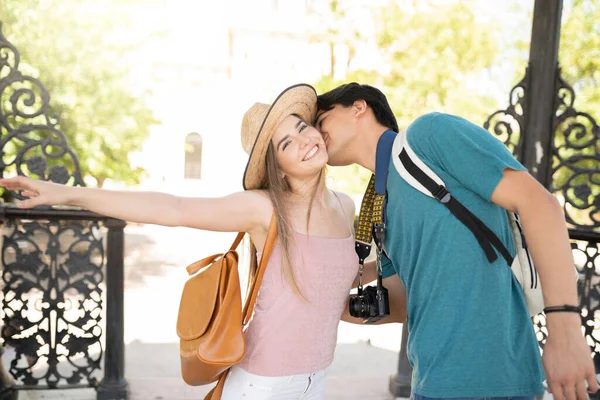 若いです男キス笑顔魅力的なガールフレンド間に週末旅行一緒に — ストック写真