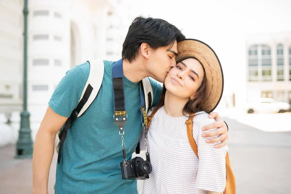 Spanyol Fiatal Férfi Csók Gyönyörű Barátnő Hétvégi Kirándulás Városban — Stock Fotó