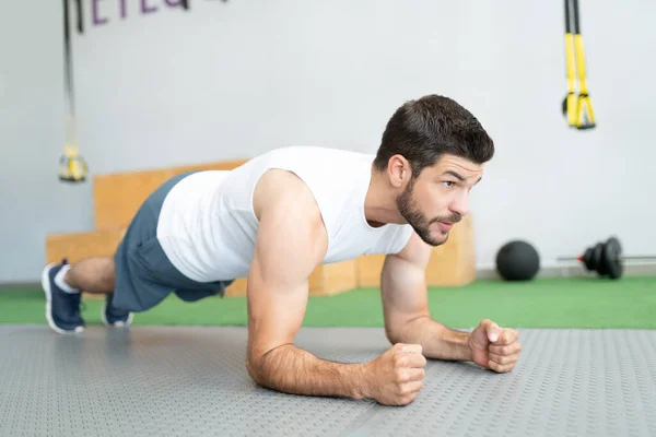 Odhodlaný Hispánský Mladý Muž Dělá Prkno Cvičení Zdraví Klubu — Stock fotografie