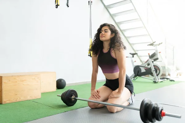 Mujer Joven Latina Descansando Después Del Entrenamiento Barra Club Salud —  Fotos de Stock