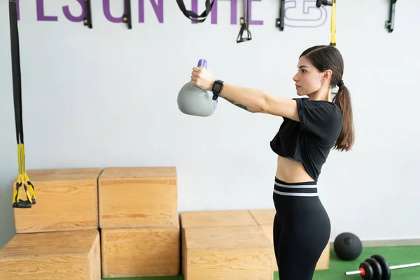 Widok Boku Zdecydowanej Latynoski Młoda Kobieta Ćwiczenia Kettlebell Siłowni — Zdjęcie stockowe