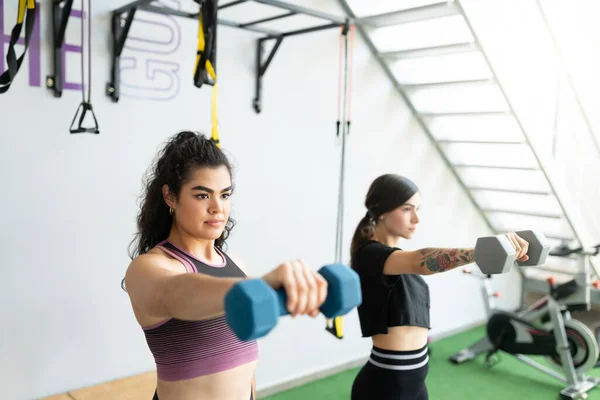 Atraktivní Fit Mladé Ženy Cvičení Činkami Cross Training Tělocvičně — Stock fotografie