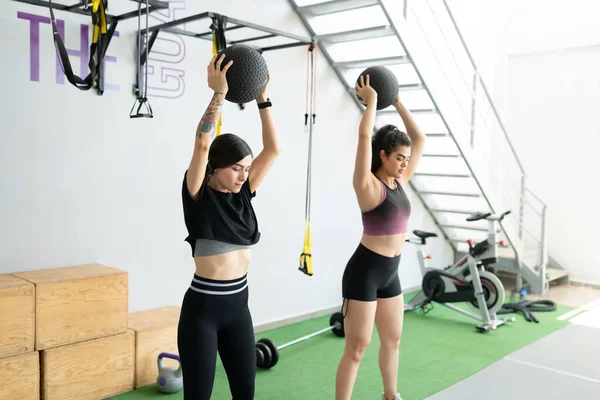 Решительные Молодые Женщины Тренирующиеся Тренажерном Зале Медицинскими Мячами — стоковое фото