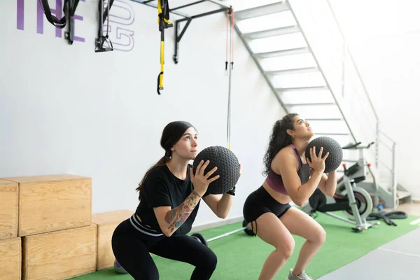 Odhodlané Hispánské Mladé Ženy Cvičení Nástěnnými Míčky Fitness Klubu — Stock fotografie