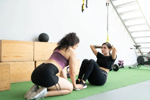 Junge Frau Motiviert Freundin Bei Sit Ups Crosstraining — Stockfoto