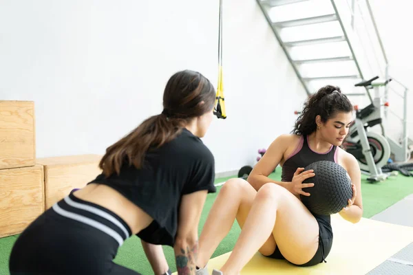 Frau Unterstützt Junge Freundin Bei Bauchmuskeltraining Fitnessstudio — Stockfoto