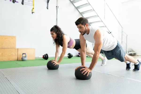 Vastberaden Jonge Man Vrouw Die Push Ups Doen Medicijnballen Tijdens — Stockfoto